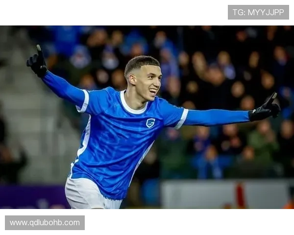 亨克在面对对手时边路速度闪电般,展现强大攻势状态回暖 亨克在面对对手时边路速度闪电般,展现强大攻势状态回暖