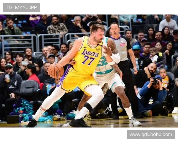 东契奇利用挡拆创造进攻空间提升关键回合得分效率